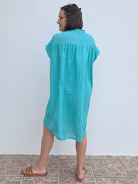 Robe courte rayée turquoise vue de dos