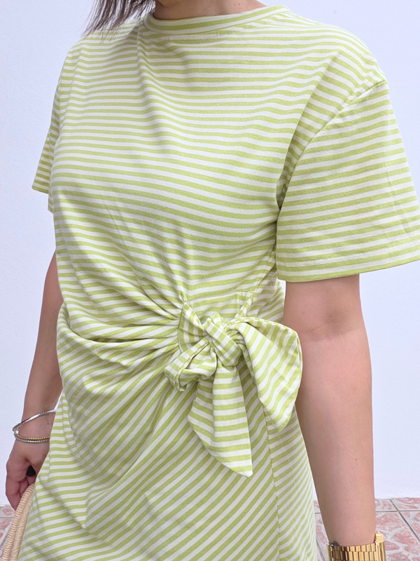 Robe tee-shirt rayée verte asymétrique à nouer