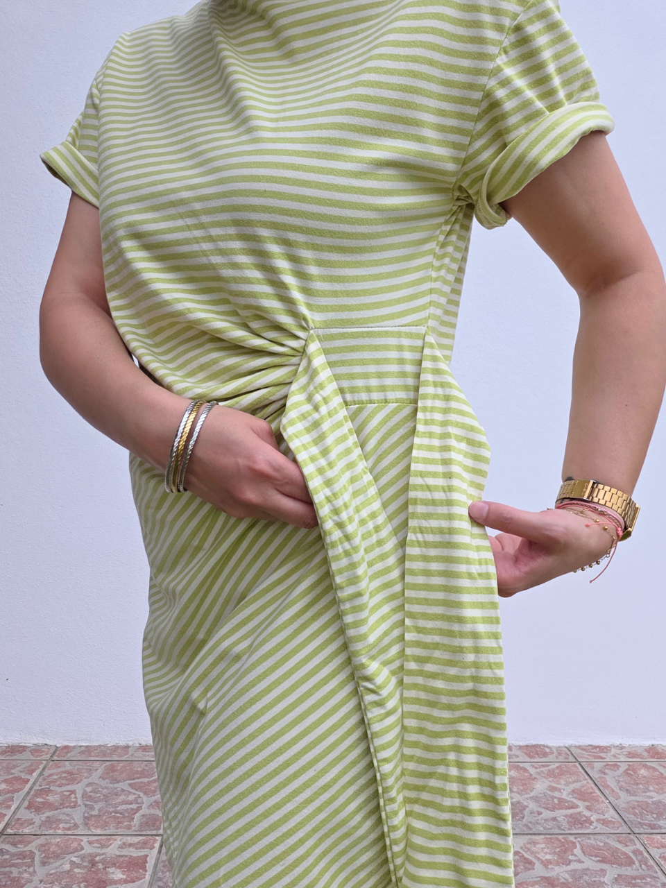 Robe tee-shirt rayée verte asymétrique à nouer