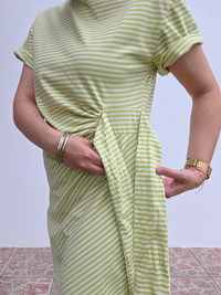 Robe tee-shirt rayée verte asymétrique à nouer