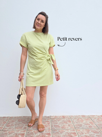 Robe tee-shirt rayée verte asymétrique à nouer