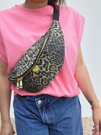 Sac banane en jean motif panthère – Cœur doré brodé