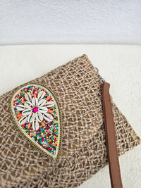 Sac en raphia – perles colorées et coquillages, porté main ou bandoulière