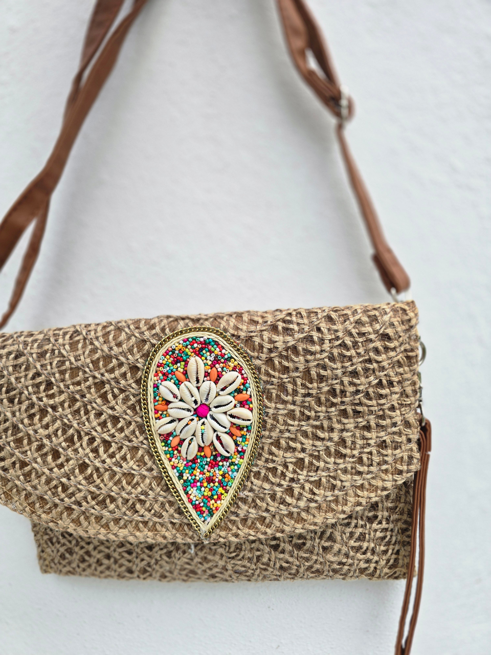 Sac en raphia – perles colorées et coquillages, porté main ou bandoulière