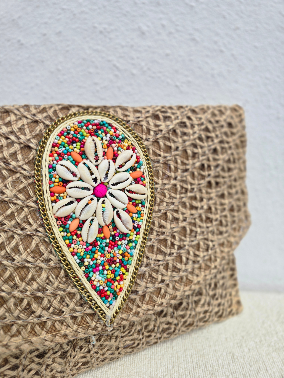 Sac en raphia – perles colorées et coquillages, porté main ou bandoulière