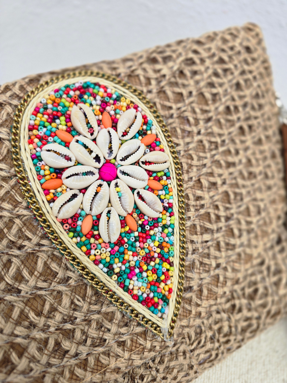 Sac en raphia – perles colorées et coquillages, porté main ou bandoulière
