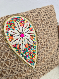 Sac en raphia – perles colorées et coquillages, porté main ou bandoulière
