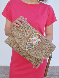 Sac en raphia – perles colorées et coquillages, porté main ou bandoulière