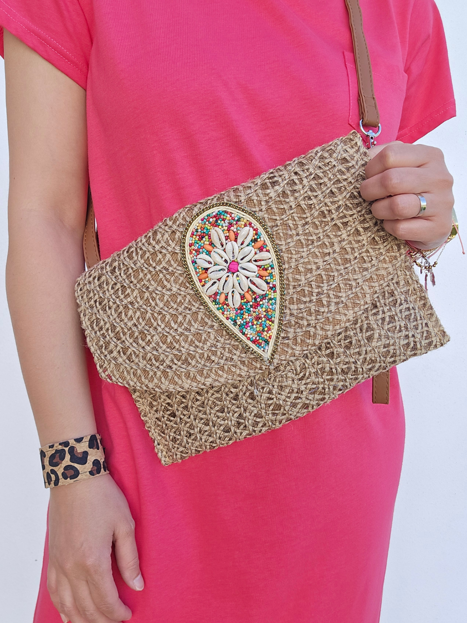 Sac en raphia – perles colorées et coquillages, porté main ou bandoulière