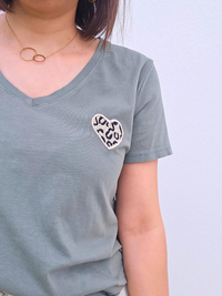 Tee-shirt kaki col V cœur léopard femme