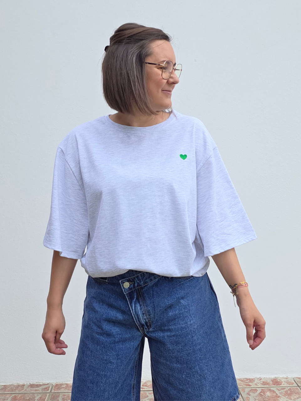 Tee-shirt gris femme en coton avec cœur vert brodé – Taille unique 36 à 42