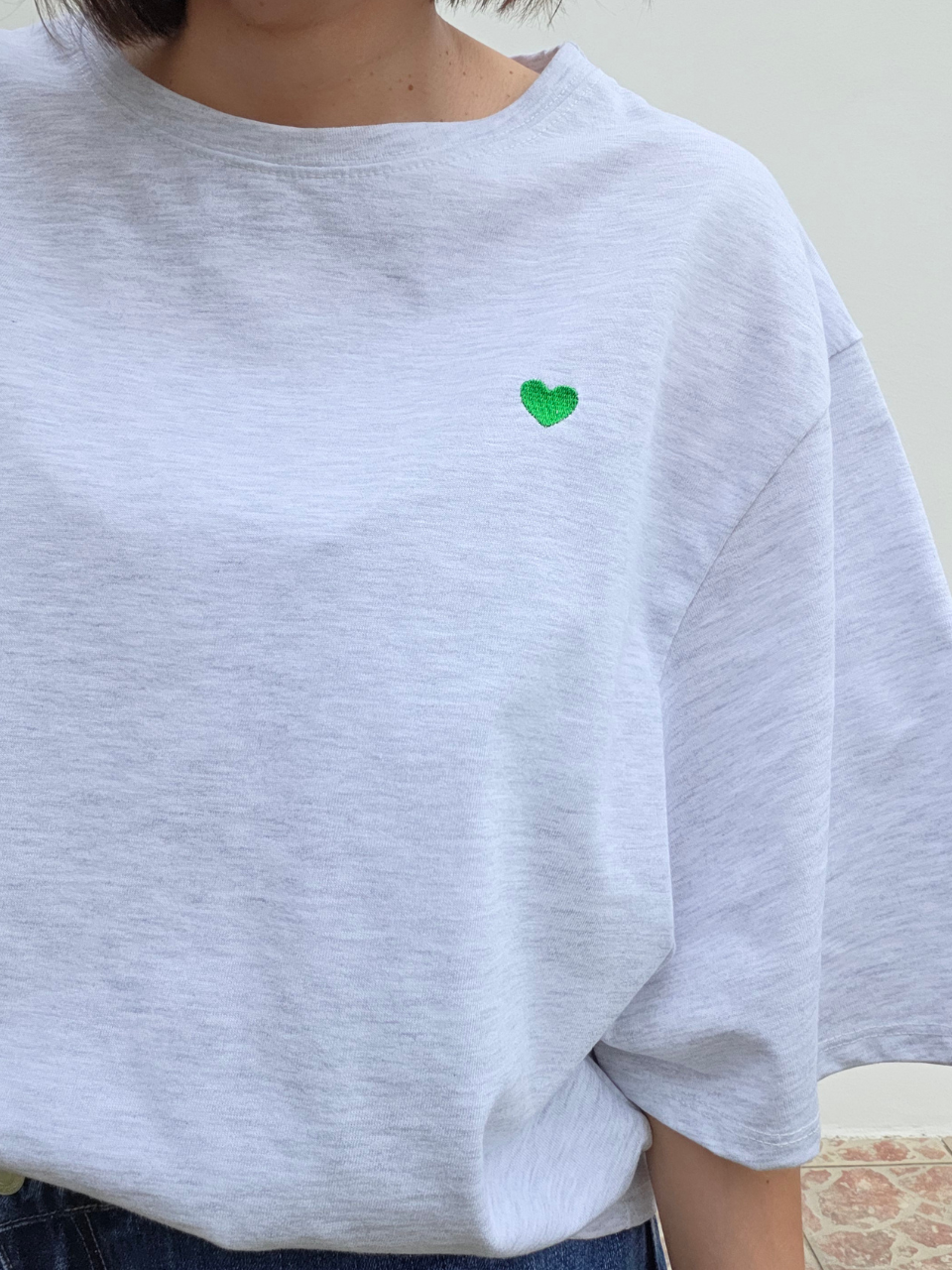 Tee-shirt gris femme en coton avec cœur vert brodé – Taille unique 36 à 42