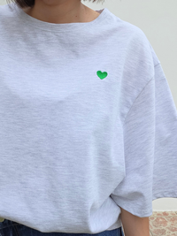 Tee-shirt gris femme en coton avec cœur vert brodé – Taille unique 36 à 42