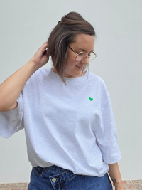 Tee-shirt gris femme en coton avec cœur vert brodé – Taille unique 36 à 42