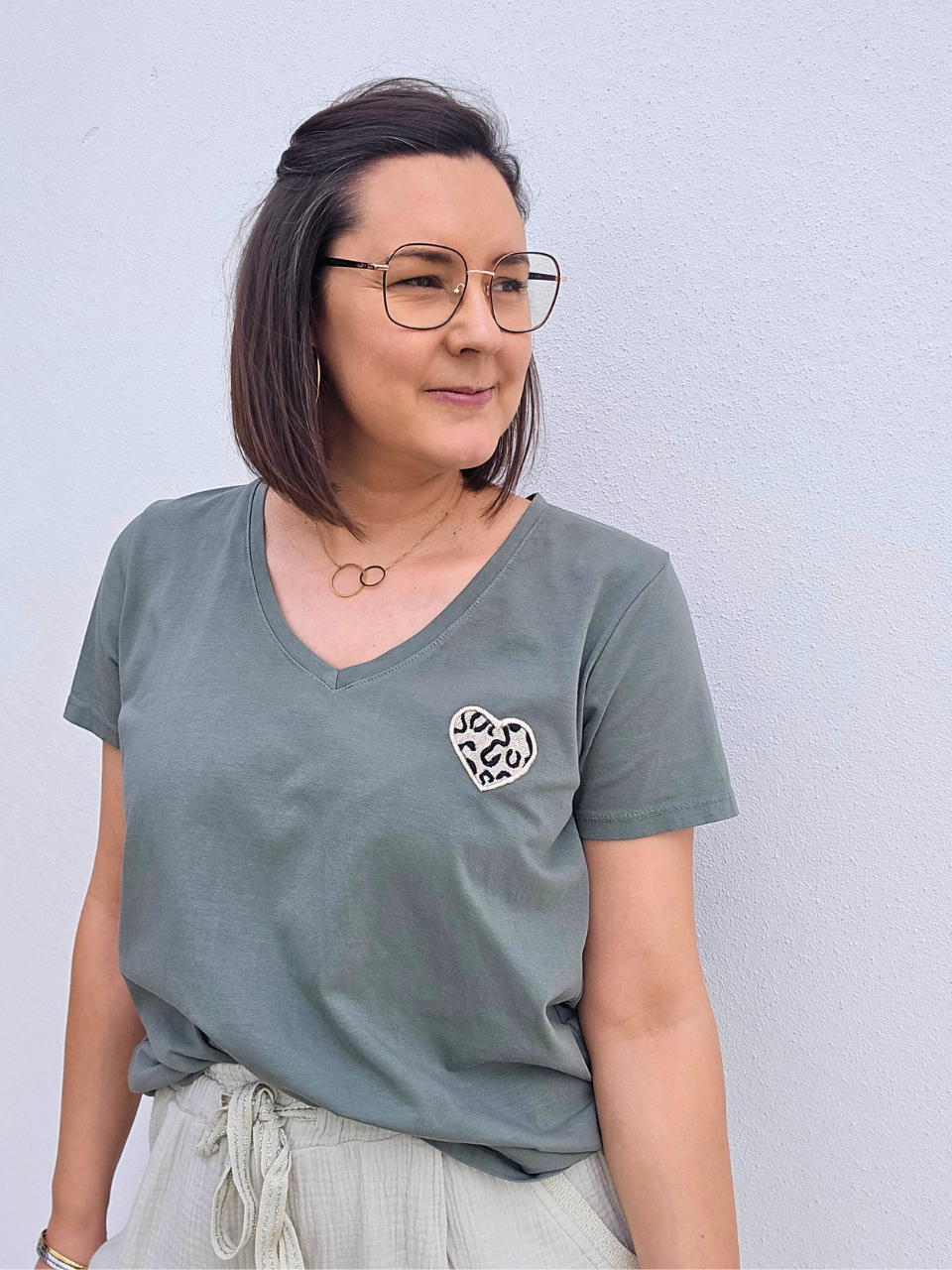 Tee-shirt kaki col V cœur léopard femme