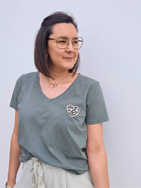 Tee-shirt kaki col V cœur léopard femme