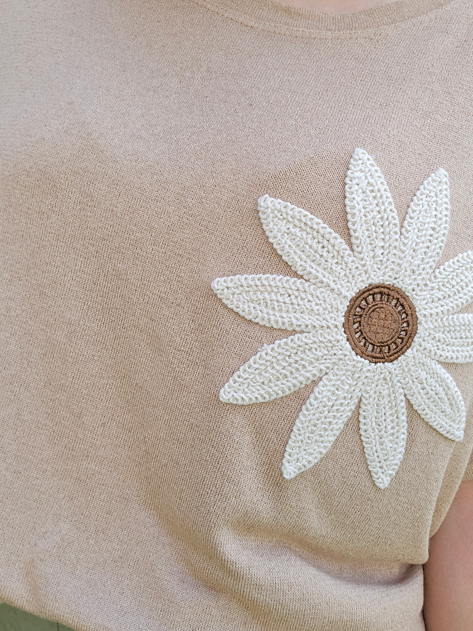 Tee shirt beige fleur crochet 