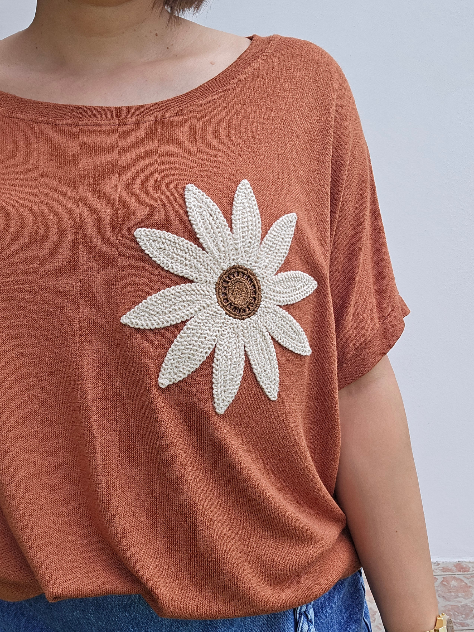 Tee- shirt camel fleur crochet 