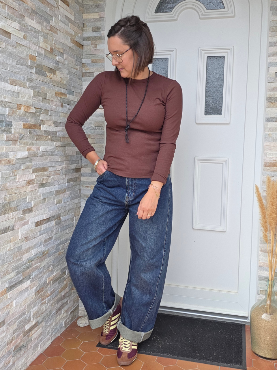 Look jean barrel et haut marron