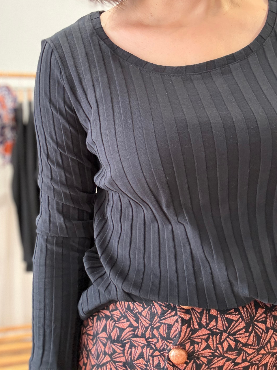Tee-shirt manches longues noir côtelé en coton – Mellinette