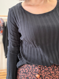 Tee-shirt manches longues noir côtelé en coton – Mellinette