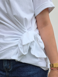 Tee-shirt nœud latéral – camel ou blanc
