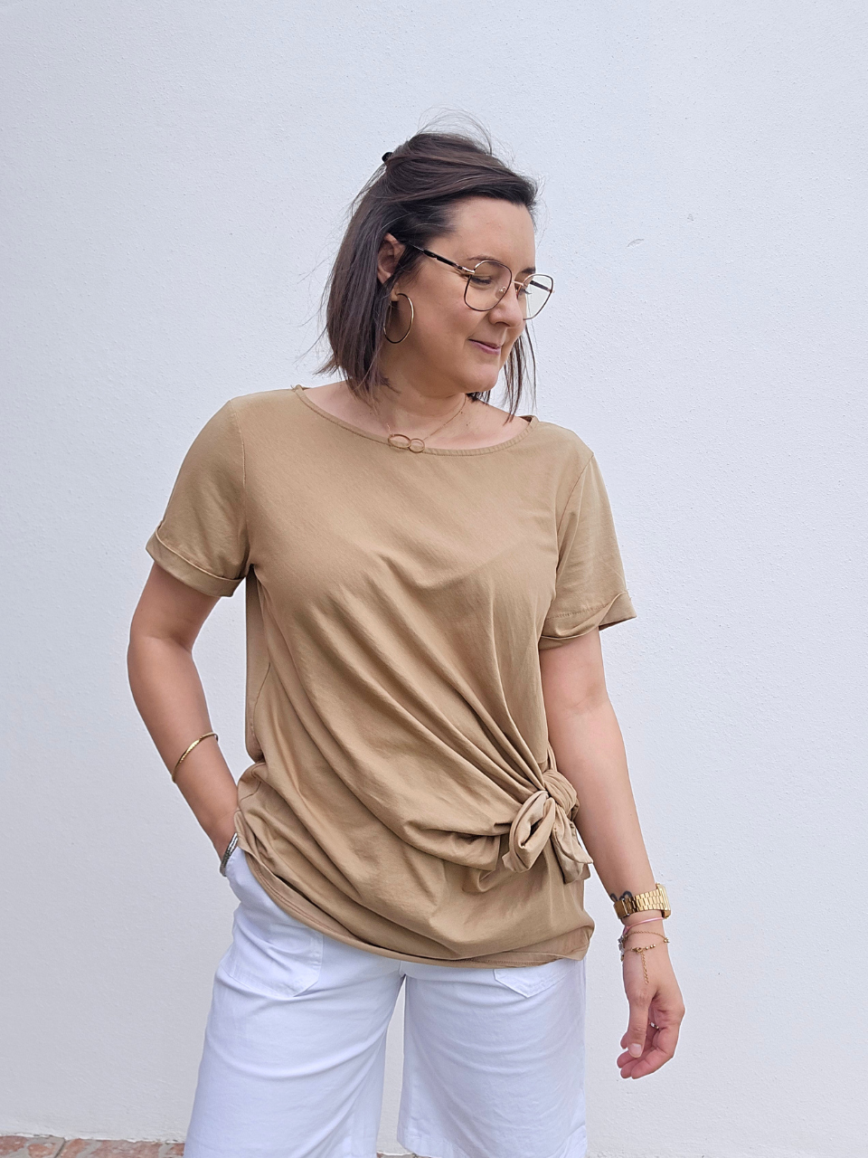 Tee-shirt nœud latéral – camel ou blanc