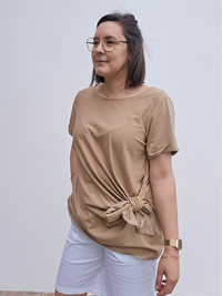 Tee-shirt nœud latéral – camel ou blanc