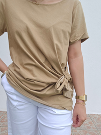 Tee-shirt nœud latéral – camel ou blanc