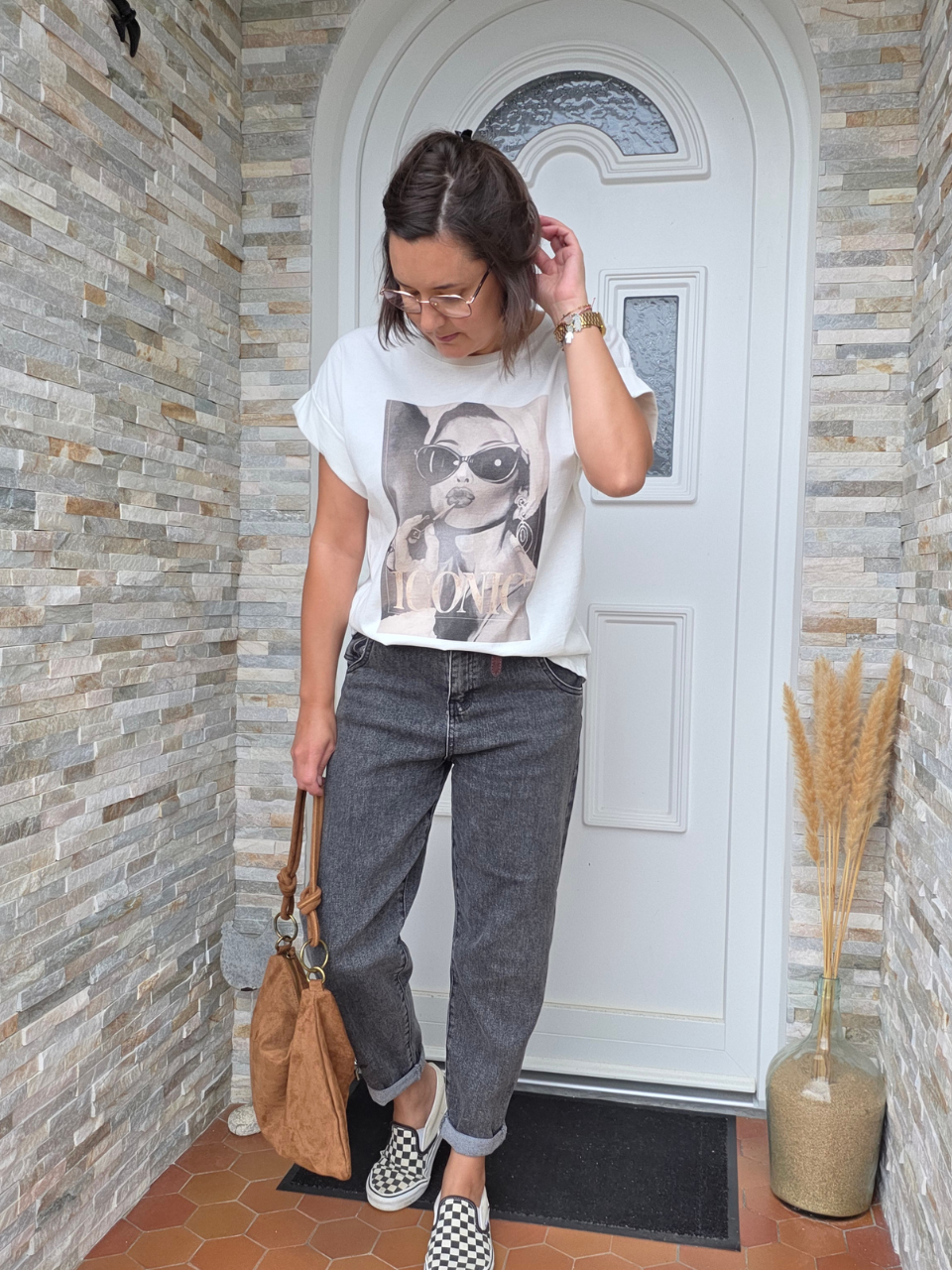 Look avec tee shirt blanc et jean gris 