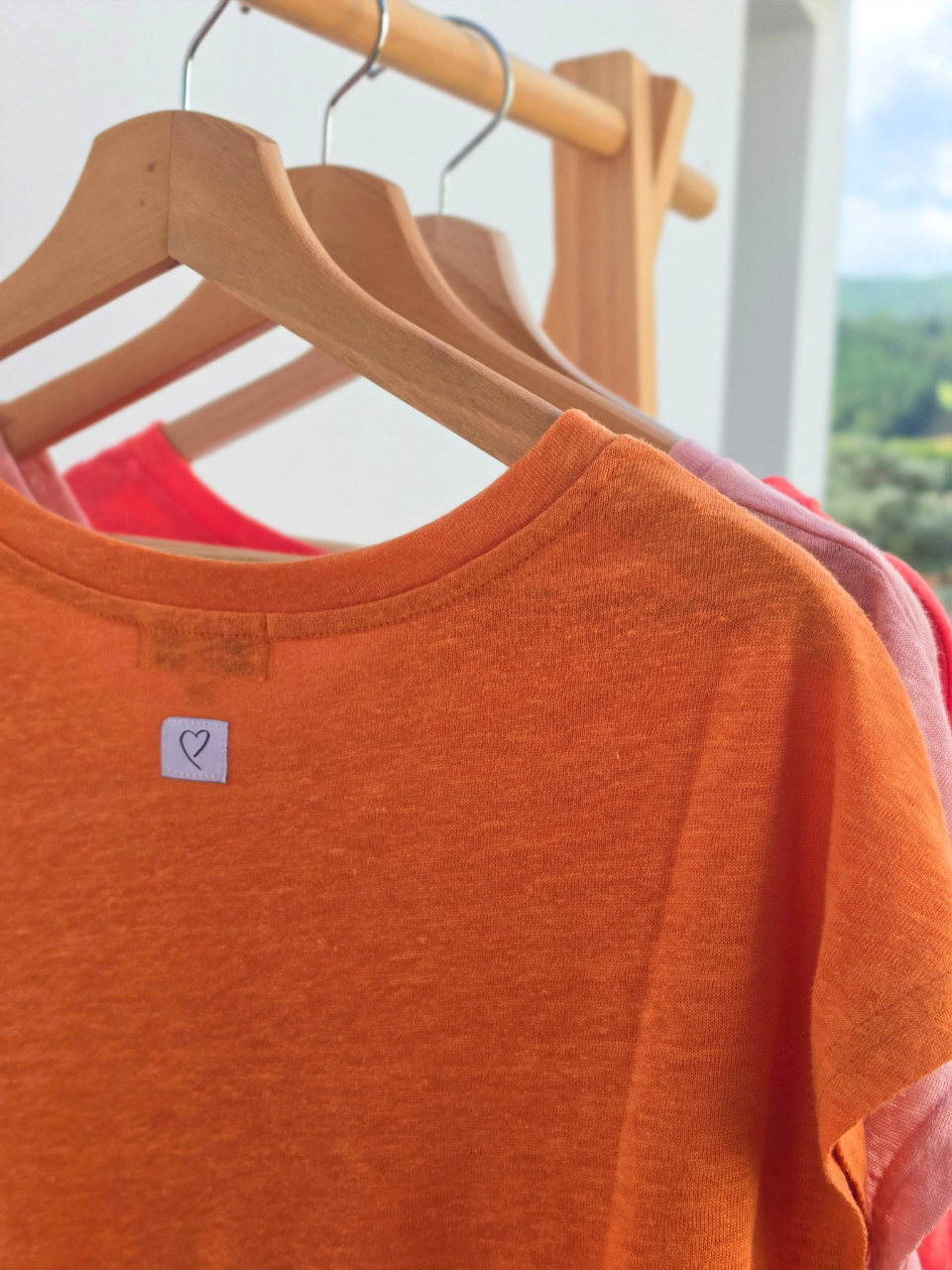 Tee-shirt en lin col V – Love by MD