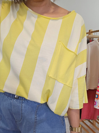 Tee-shirt rayé jaune oversize – col large effet décontracté