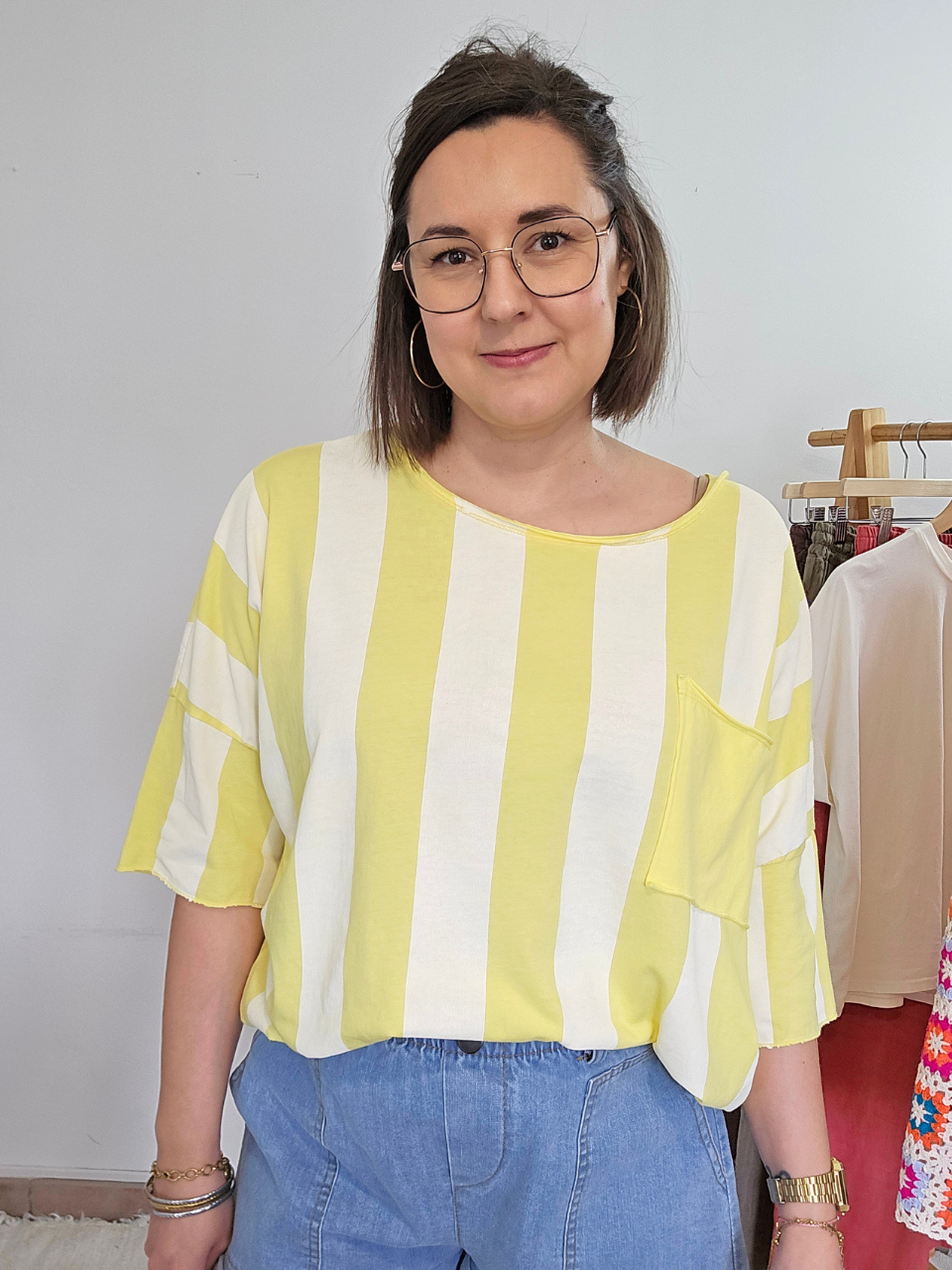 Tee-shirt rayé jaune oversize – col large effet décontracté