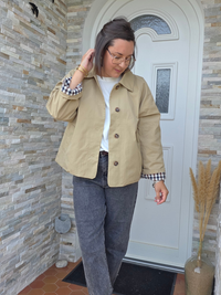 Trench court femme beige oversize détail boutons et revers à carreaux