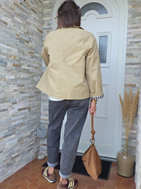 Trench court beige femme vue de dos coupe courte oversize