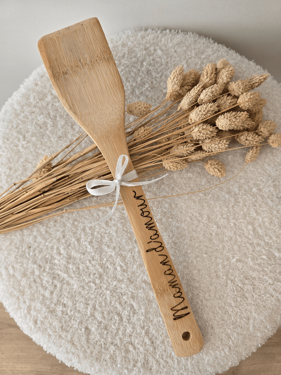 Ustensiles de cuisine en bois gravés