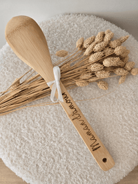 Ustensiles de cuisine en bois gravés