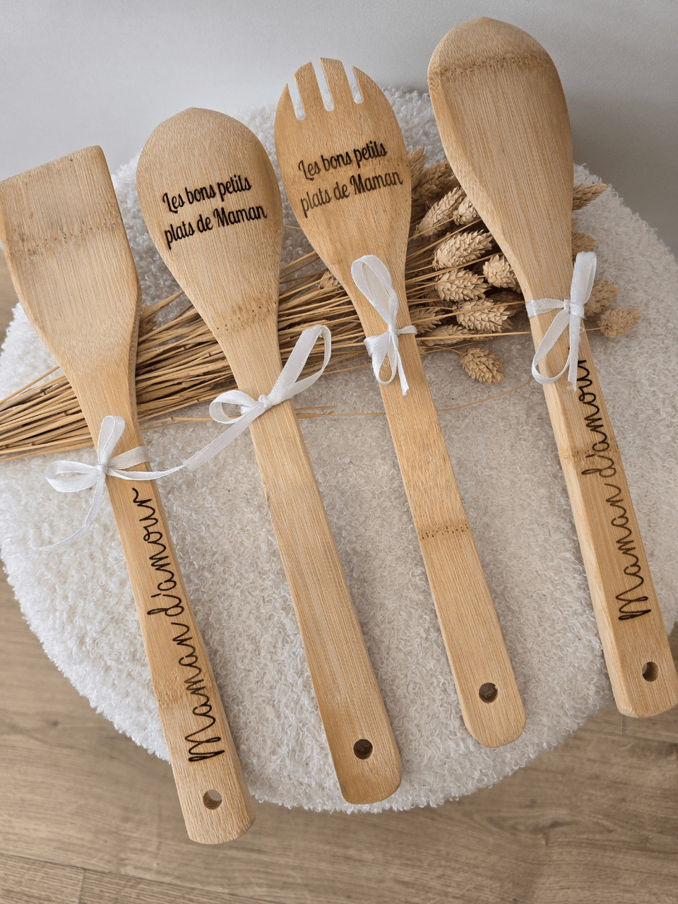 Ustensiles de cuisine en bois gravés