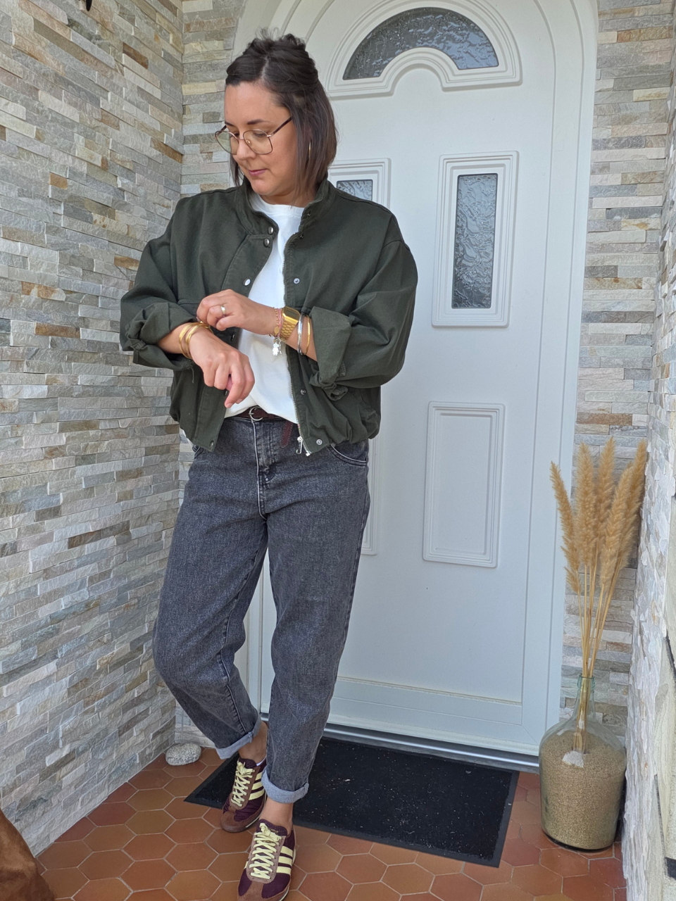 Veste bomber femme kaki en denim oversize portée avec jean gris