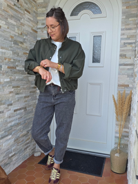Veste bomber femme kaki en denim oversize portée avec jean gris