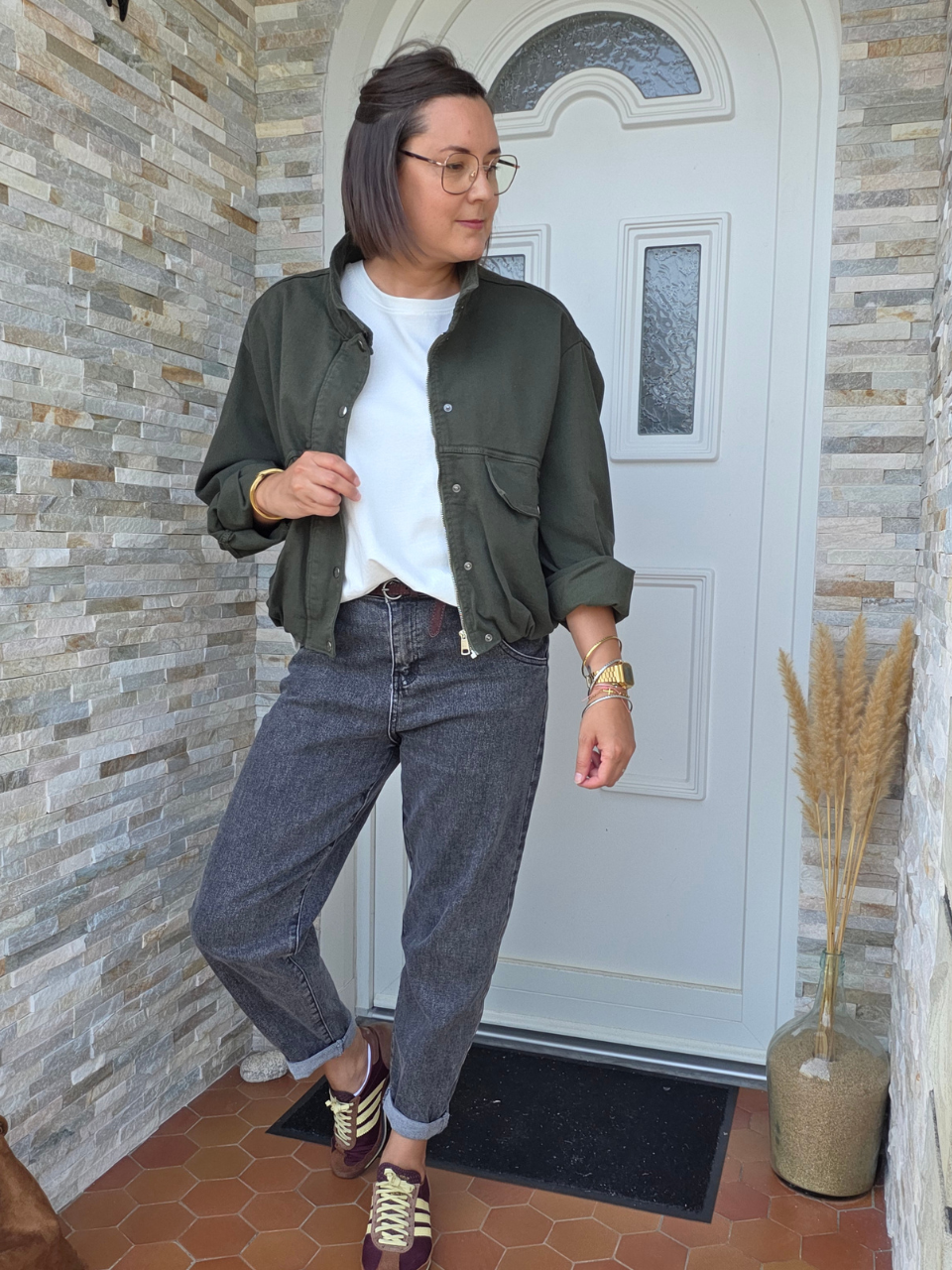 Look femme tendance avec bombers kaki 
