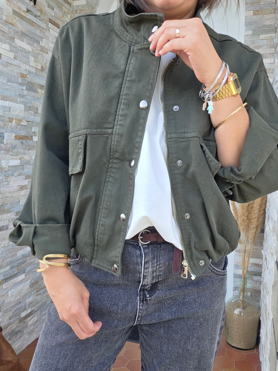 Veste bomber femme kaki détail fermeture zip boutons et poches