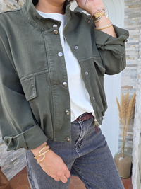 Veste bomber kaki femme effet boule portée ouverte avec tee shirt blanc