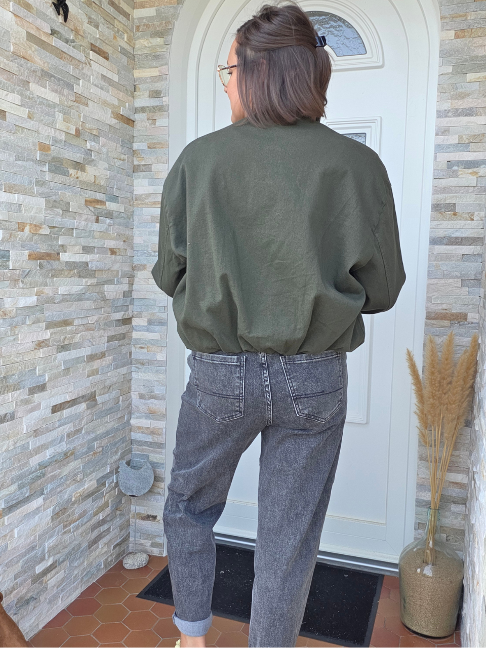 Veste bomber femme kaki vue de dos coupe oversize effet boule