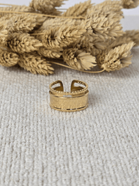 Bague large dorée réglable – Acier inoxydable effet texturé