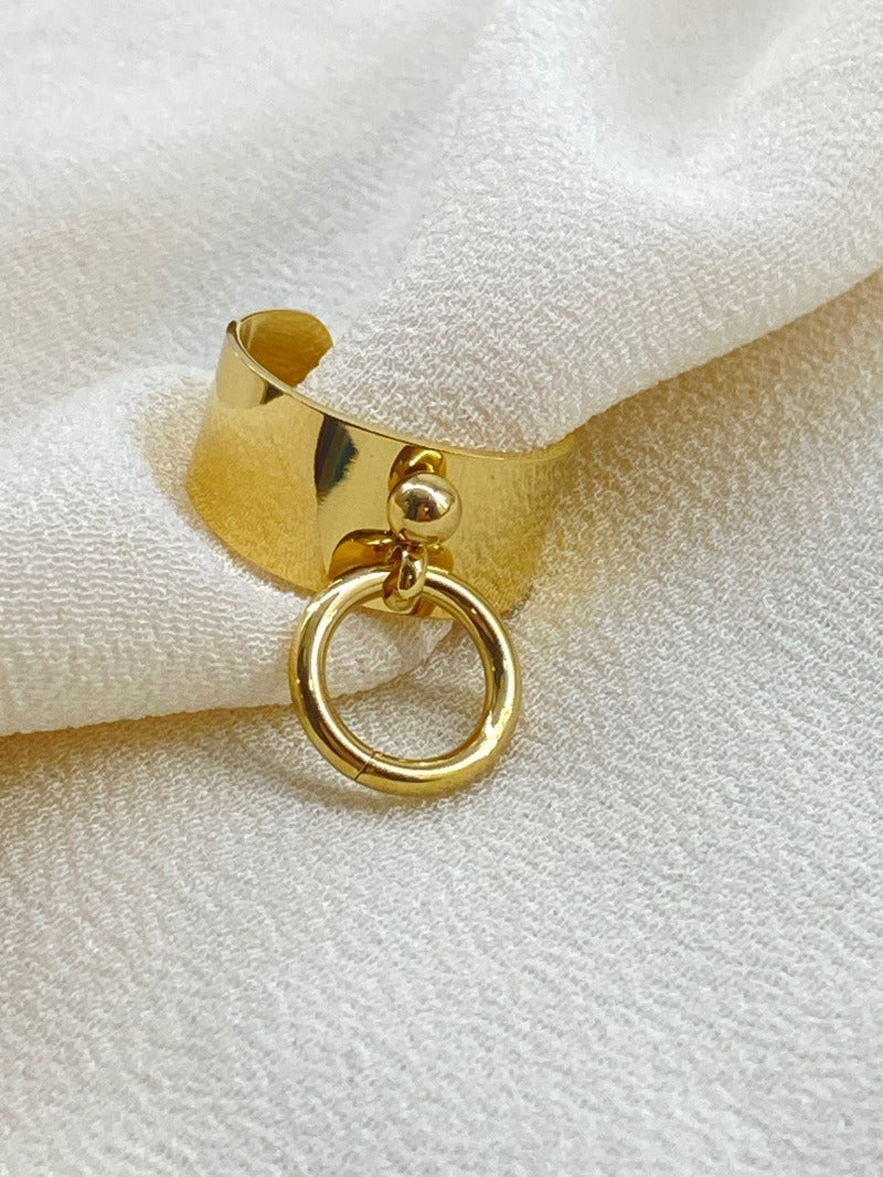 Bague dorée avec anneau breloque