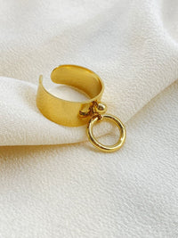 Bague dorée avec anneau breloque