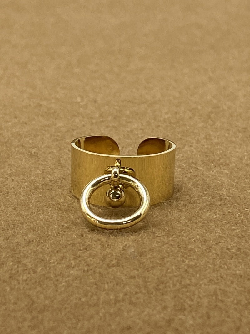Bague dorée avec anneau breloque