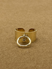 Bague dorée avec anneau breloque