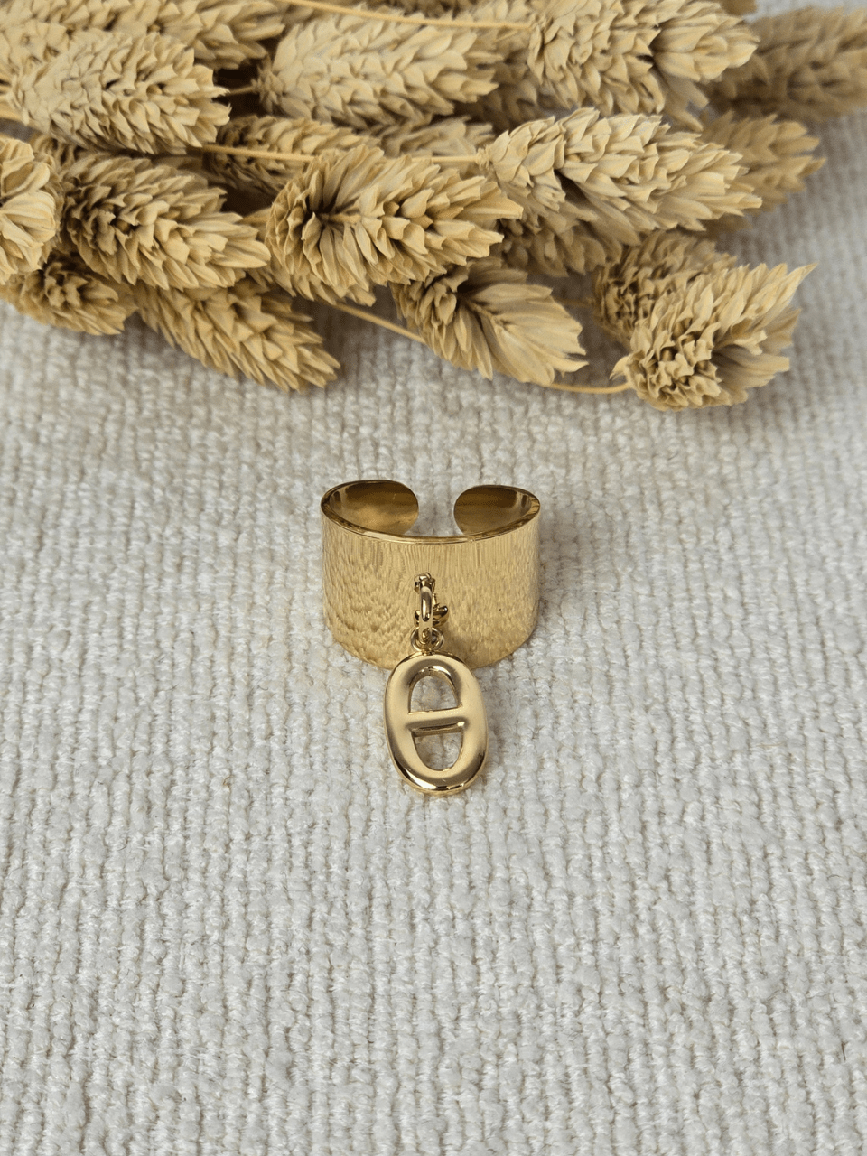 Bague dorée réglable avec breloque grain de café